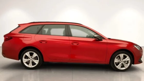 Exterior del Seat León ranchera de segunda mano, destacando su diseño dinámico y versátil